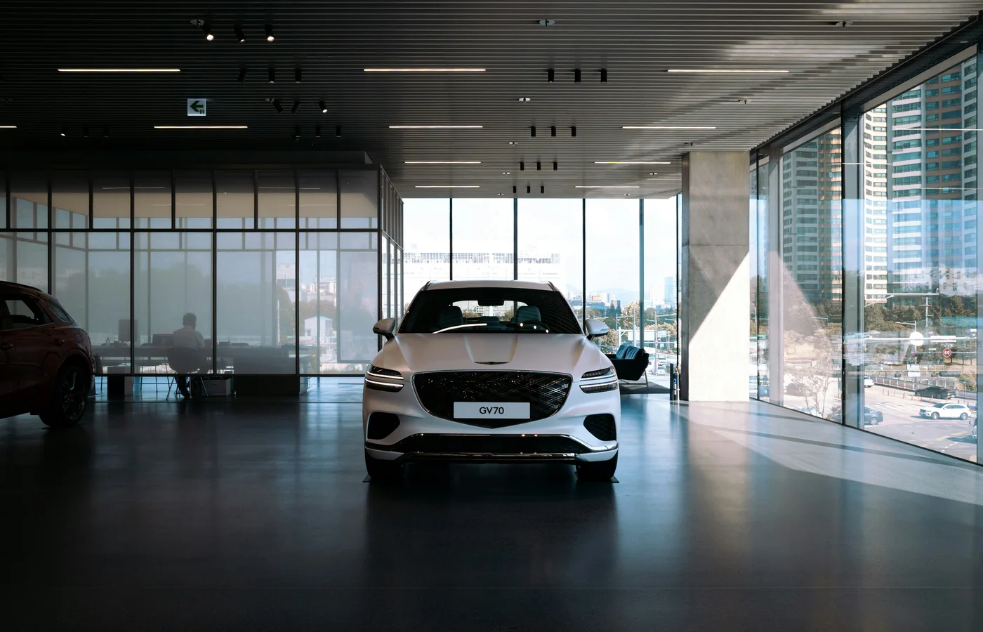 Veículo exposto em showroom automotivo contemporâneo
