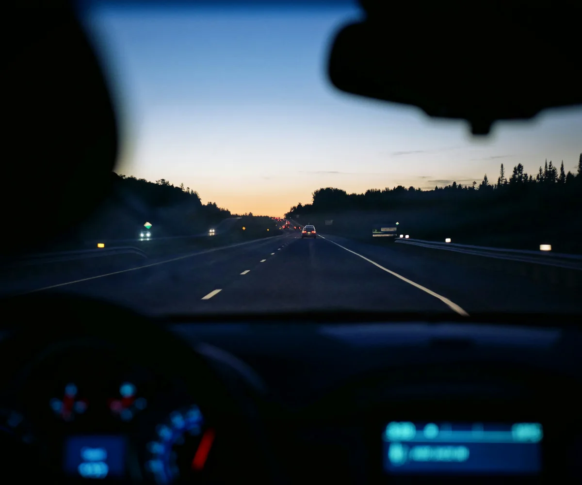 Vista interna de veículo em percurso rodoviário