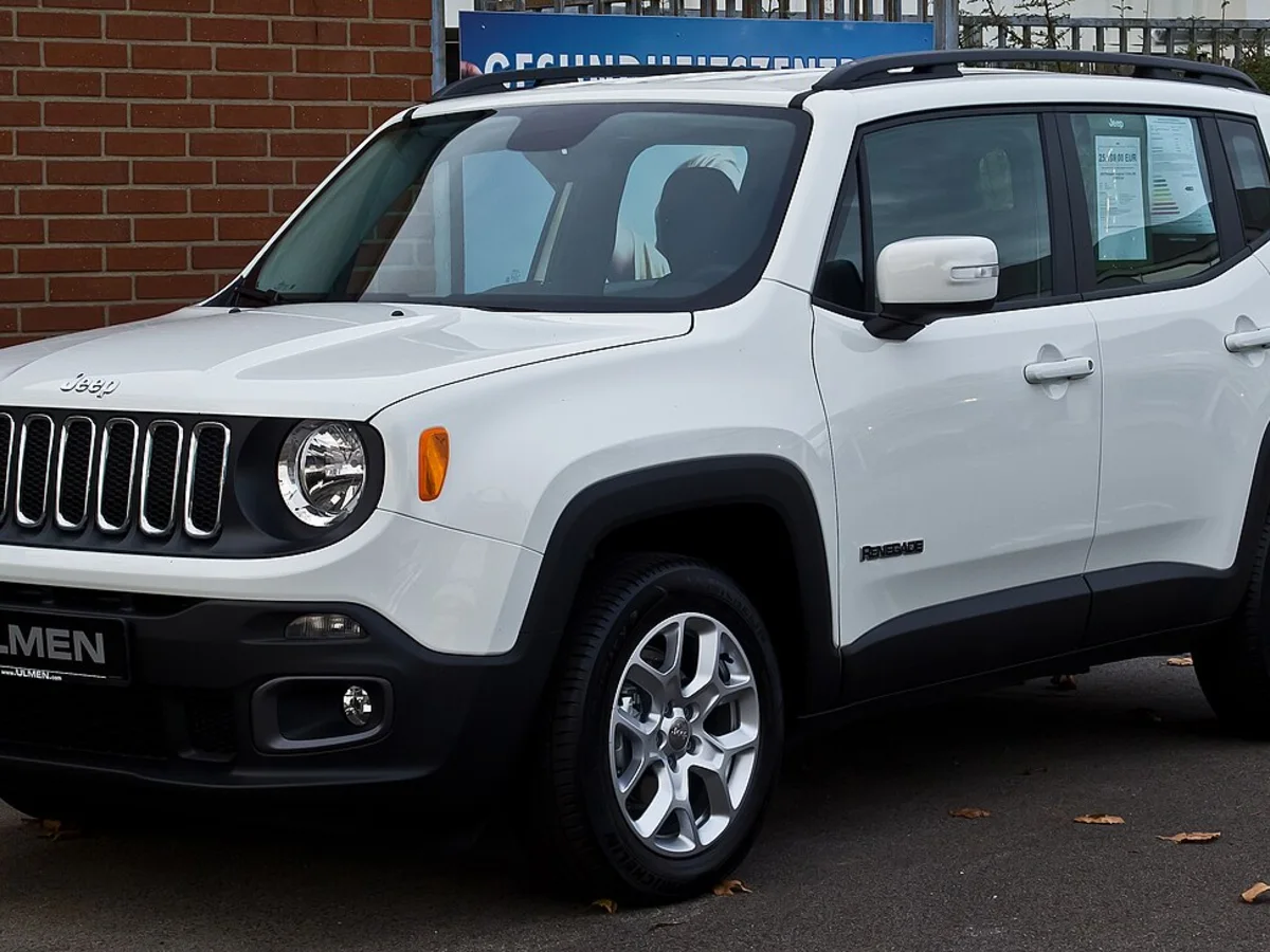 Detalhe frontal do Jeep Renegade Sport — imagem demonstrativa